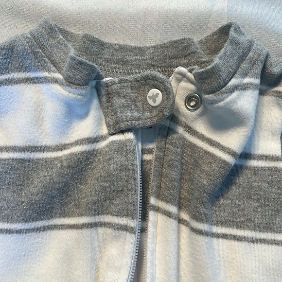 Burt’s Bees Newborn onesie - Picture 3 of 6